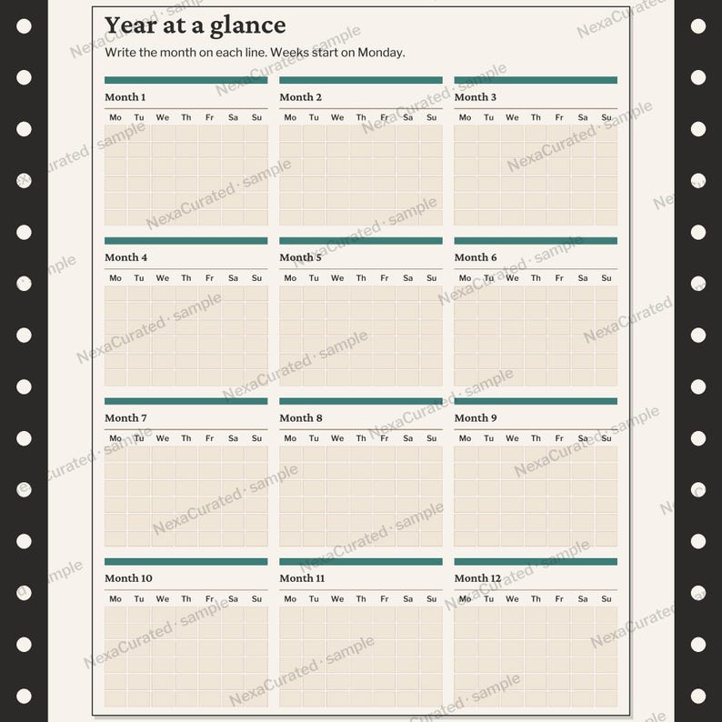 Op de afbeelding: Een Year at a glance plannerpagina met twaalf maandelijkse kalenderroosters. De koptekst luidt Year at a glance en Write the month on each line. Weken beginnen op maandag. Elk rooster bevat kolommen voor de dagen van de week in beige en groenblauw.