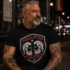 Public Option San Francisco Graphic Tee | SF Abzeichen Schild Shirt | San Francisco Geschenk | Vintage-Stil Unisex T-Shirt