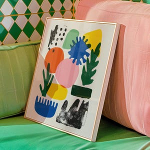 Könnte beinhalten: Ein Set aus drei Keramikbechern mit gesprenkelter, matter Oberfläche. Jeder Becher hat eine andere Farbe: hellblau, cremefarben und grau. Die Becher haben ein schlichtes, modernes Design und einen bequemen Griff.