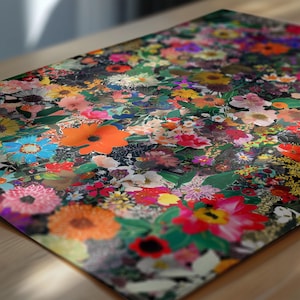 K&ouml;nnte beinhalten: Rechteckiger Blumendruck mit einer dichten Anordnung farbenfroher Blumen. Das Design umfasst verschiedene Bl&uuml;ten in Orange-, Rosa-, Rot-, Blau- und Gelbt&ouml;nen auf dunklem Hintergrund. Der Druck befindet sich auf einer leicht gl&auml;nzenden Oberfl&auml;che.