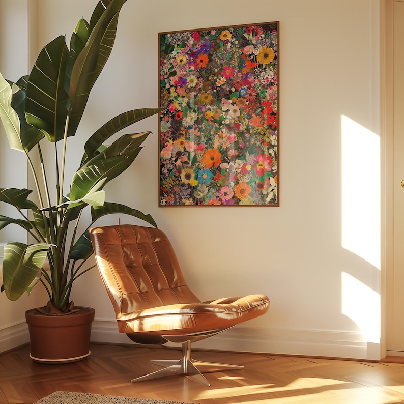 K&ouml;nnte beinhalten: Ein gerahmter Kunstdruck mit Blumen mit einer lebendigen Mischung aus bunten Blumen h&auml;ngt an einer wei&szlig;en Wand. Unter dem Kunstwerk steht ein brauner Ledersessel mit Chromfu&szlig;. Links befindet sich eine gro&szlig;e Topfpflanze mit gr&uuml;nen Bl&auml;ttern.