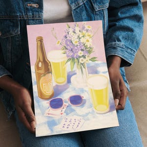 Poster con vibrazioni estive retrò – Bicchieri da birra vintage, fiori di campo e occhiali da sole alla moda – Stampa artistica da parete originale