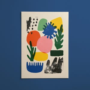 Può includere: Una stampa artistica rettangolare su sfondo color crema che presenta una collezione di forme astratte in vari colori, tra cui arancione, rosa, blu, giallo, verde e nero. La composizione include macchie organiche, forme a foglia e motivi strutturati.
