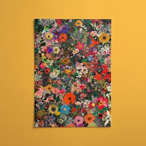 K&ouml;nnte beinhalten: Ein rechteckiger Blumendruck mit einer dichten Anordnung farbenfroher Blumen vor einem dunklen Hintergrund. Die Blumen umfassen Farbt&ouml;ne von Rot, Orange, Gelb, Rosa, Lila und Wei&szlig;. Das Kunstwerk wird an einer gelben Wand gezeigt.