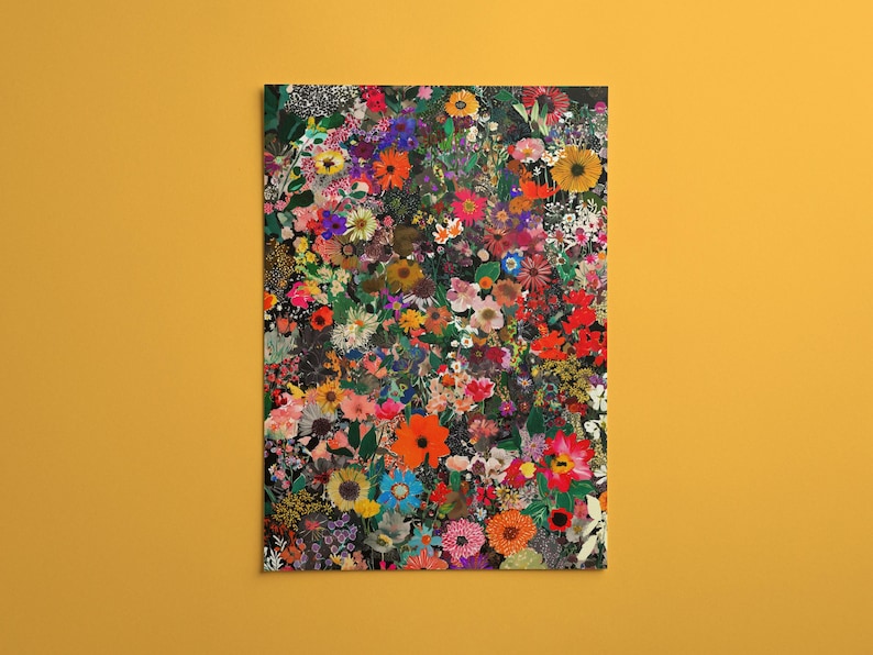 K&ouml;nnte beinhalten: Ein rechteckiger Blumendruck mit einer dichten Anordnung farbenfroher Blumen vor einem dunklen Hintergrund. Die Blumen umfassen Farbt&ouml;ne von Rot, Orange, Gelb, Rosa, Lila und Wei&szlig;. Das Kunstwerk wird an einer gelben Wand gezeigt.