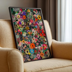 K&ouml;nnte beinhalten: Ein gerahmter Kunstdruck mit Blumen, der eine farbenfrohe Anordnung von Blumen vor einem dunklen Hintergrund zeigt. Das Kunstwerk zeigt eine Vielzahl von Bl&uuml;ten in Rot-, Orange-, Gelb-, Blau- und Lilat&ouml;nen und schafft eine lebendige und auff&auml;llige Komposition.