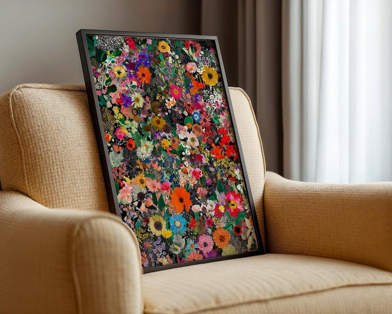 K&ouml;nnte beinhalten: Ein gerahmter Kunstdruck mit Blumen, der eine farbenfrohe Anordnung von Blumen vor einem dunklen Hintergrund zeigt. Das Kunstwerk zeigt eine Vielzahl von Bl&uuml;ten in Rot-, Orange-, Gelb-, Blau- und Lilat&ouml;nen und schafft eine lebendige und auff&auml;llige Komposition.
