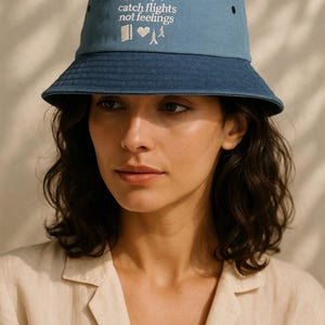 女性用刺繍入りトラベルバケットハット。夏休みにぴったりの帽子。空港で使えるおしゃれな服装。彼女へのギフトに。かわいいサンハット。軽量で持ち運びに便利な折りたたみ式ハット。