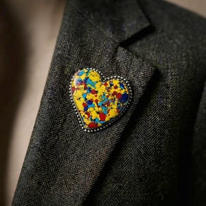 Mosaik-Brosche mit Ballonjaspis-Edelstein, handgefertigt, Unisex-Brosche, Herzform, Wäscheklammer, Blazer & Kurti, einzigartige Brosche, festliche Brosche