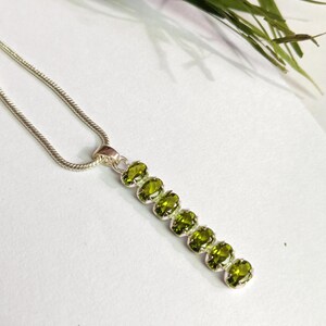 Peut inclure: Ensemble de trois mugs en céramique avec une finition mate et mouchetée. Les tasses sont de couleur crème, gris clair et gris foncé. Chaque mug a un design minimaliste et une anse arrondie.