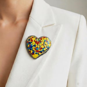 Mosaikballongbrosch med jaspis och ädelsten, handgjord, unisexbrosch, hjärtformad, tygnål, kavaj och kurti, unik brosch, festbrosch