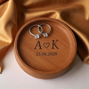 Prato de madeira personalizado para anéis: lembrança de casamento gravada
