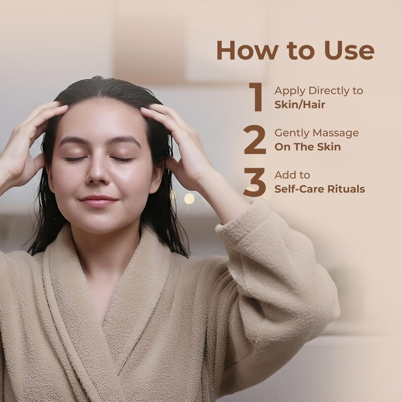 Puede incluir: Una mujer con una bata beige con los ojos cerrados, toc&aacute;ndose suavemente la cabeza. El texto de arriba dice "C&oacute;mo usar" con pasos numerados: Aplicar directamente sobre la piel/cabello, Masajear suavemente sobre la piel y Agregar a los rituales de cuidado personal.