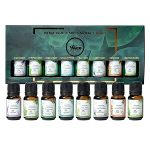 Könnte beinhalten: Ein Set von ätherischen Ölflaschen in einer dekorativen Schachtel. Die dunkelgrüne Schachtel trägt den Text "WHERE BEAUTY MEETS NATURE'S PURITY" und den Markennamen "MAce". Die Flaschen sind mit verschiedenen Düften beschriftet, darunter Lavendel und Eukalyptus.