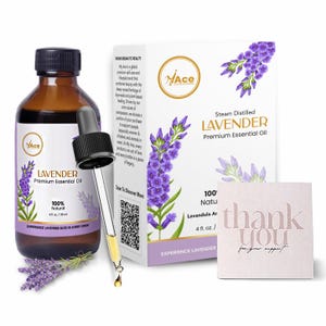 Puede incluir: Una botella de vidrio marrón y una caja blanca de aceite esencial de lavanda. La botella tiene un cuentagotas y una etiqueta que dice "Lavender Premium Essential Oil". La caja dice "Steam Distilled Lavender Premium Essential Oil". Una pequeña tarjeta dice "gracias por su apoyo".
