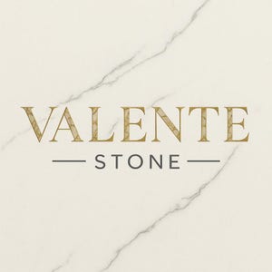K&ouml;nnte beinhalten: Das Valente Stone-Logo wird auf einem wei&szlig;en Marmorhintergrund angezeigt. Das Wort "VALENTE" ist in goldener, stilisierter Schrift, mit dem Wort "STONE" darunter in einer kleineren, grauen Schrift. Zwei horizontale Linien trennen die W&ouml;rter.