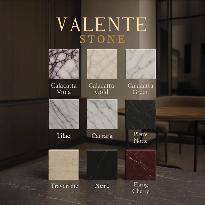 K&ouml;nnte beinhalten: Bild mit Steinproben unter dem Logo "VALENTE STONE". Die Proben umfassen Calacatta Viola, Gold und Green sowie Lilac, Carrara und Pietre Notte. Weitere Proben sind Travertine, Nero und Elazig Cherry.