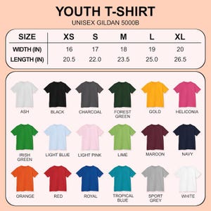 Pode incluir: Imagem de camisetas Youth em v&aacute;rias cores, incluindo Ash, Black, Charcoal, Forest Green, Gold e Heliconia. As camisetas s&atilde;o Unisex Gildan 5000B, tamanhos XS a XL. As medidas de largura variam de 40,6 a 50,8 cm, e o comprimento de 52,1 a 67,3 cm.