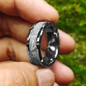 Muonionalusta Ring | 4mm Width | Meteorite Ring | Meteorie & Tungsten Ring | Widmanstätten Pattern | Cosmic Wedding Band