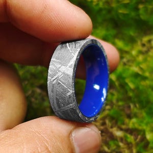 Muonionalusta Ring | 8mm Width | Meteorite Ring | Meteorie & Tungsten Ring | Widmanstätten Pattern | Cosmic Wedding Band