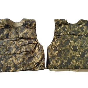Op de afbeelding: Twee camouflagevesten worden getoond tegen een witte achtergrond. De vesten hebben een gewatteerd ontwerp met groene, bruine en beige patronen. De vesten zijn ontworpen om gedragen te worden, met een voor- en achteraanzicht.