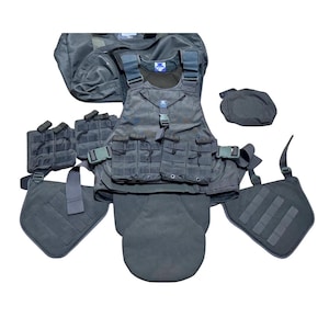 Puede incluir: Un conjunto de chaleco táctico en color gris oscuro. El conjunto incluye un chaleco con múltiples bolsillos, hombreras y otros equipos de protección. Los componentes están dispuestos sobre un fondo blanco.