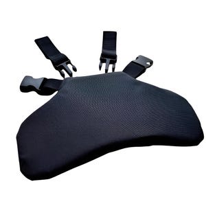 Puede incluir: Un cojín de asiento negro contorneado con tres correas y hebillas ajustables. El cojín está hecho de una tela texturizada. Las correas y hebillas también son negras.
