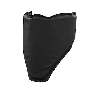 Peut inclure: Un vêtement noir, semblable à du satin, possiblement un sous-vêtement, sur fond blanc. L'article a une forme incurvée et asymétrique avec un bord froncé et froissé en haut. Le tissu semble lisse et opaque.