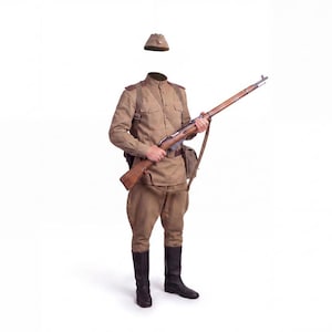 Peut inclure: Un uniforme militaire beige composé d'une veste à manches longues boutonnée, d'un pantalon assorti et d'un calot. La tenue comprend des bottes en cuir noir et une ceinture en cuir marron avec un fusil tenu dans les mains, présenté sur un mannequin.