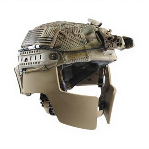 Può includere: Elmetto tattico color sabbia con dispositivo per la visione notturna. L'elmetto presenta una copertura mimetica, una visiera anteriore e vari accessori di montaggio. Il design include una toppa con la bandiera americana.