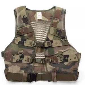 Könnte beinhalten: Taktische Tarnweste mit mehreren Taschen, Riemen und Schnallen. Die Weste hat ein Netzmittelteil und eine Vielzahl von olivgrünen, braunen und beigen Farben. Die Weste hat ein militärisch inspiriertes Design.