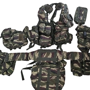 以下が含まれることがあります： 緑、茶色、黒のタイガーストライプ迷彩模様のタクティカルベストと付属のポーチ。 ベストには複数のポケットと調節可能なストラップが付いています。 セットには、チェストリグ、ベルト、さまざまなモジュラーポーチが含まれています。