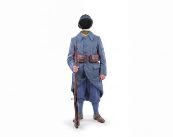 Réplica de soldado del ejército francés de la Primera Guerra Mundial. Conjunto completo que incluye casco Adrian M15, abrigo, camisa, pantalones, equipo de cuero y cartucheras. Ideal para cosplay.