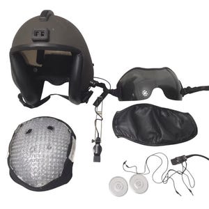 Puede incluir: Un casco militar verde oliva con visera, protector de cuello y componentes de comunicación. El casco tiene una visera incorporada y protección auditiva. Los componentes adicionales incluyen un forro para la cabeza, dos auriculares y un micrófono.