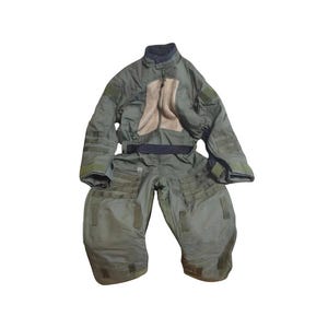 Könnte beinhalten: Ein grüner Overall im Militärstil mit mehreren Taschen und einem schwarzen Gürtel. Der Overall hat einen hohen Kragen und ein beiges Panel auf der Brust. Die Ärmel haben verstärkte Patches an den Ellbogen. Die Beine sind weit und haben Taschen.