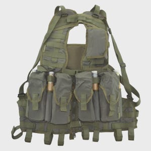 Peut inclure: Un gilet tactique vert olive doté de multiples poches de rangement, de bretelles réglables et de boucles de sangle intégrées. L'avant comprend quatre poches verticales principales avec fermetures à rabat et une fermeture éclair centrale.