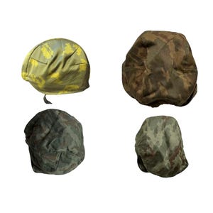 Puede incluir: Cuatro fundas de tela para casco con distintos patrones de camuflaje. Una funda muestra un estampado de hojas amarillas y verdes, mientras que las otras tres presentan varios tonos de marrón, verde oscuro y oliva en diseños moteados.