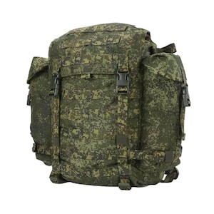Könnte beinhalten: Ein grüner Tarnrucksack mit mehreren Fächern und verstellbaren Riemen. Der Rucksack hat ein digitales Waldmuster in Grün-, Braun- und Beigetönen. Er hat Seitentaschen und eine obere Klappe mit sicheren Verschlüssen.