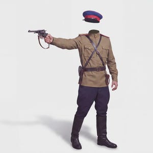 Puede incluir: Una túnica militar de color tostado con lengüetas rojas en el cuello, pantalones oscuros y botas de cuero negro. El conjunto incluye un cinturón de cuero marrón con funda y correas, una gorra de plato azul y roja, y un revólver negro.