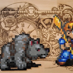 Könnte beinhalten: Holzkunstwerk mit einem Steampunk-Uhr- und Zahnraddesign. Auf dem Holz sind zwei Pixelkunstfiguren platziert: ein Bär und eine Figur mit einem Stab. Der Bär ist grau und schwarz, und die Figur ist blau, gelb und orange.