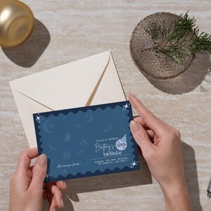 Modèle de carte d'anniversaire bleu foncé. Carte pour 30 ans. Modèle imprimable. Modèle numérique pour femme. Modèle de carte Lune et étoiles.
