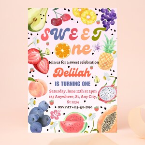 Könnte beinhalten: Eine farbenfrohe Einladung mit dem Text "SWEET ONE" und "Delilah is turning one." Das Design zeigt Aquarellillustrationen verschiedener Früchte, darunter Erdbeeren, Pfirsiche und Trauben, auf rosa Hintergrund.
