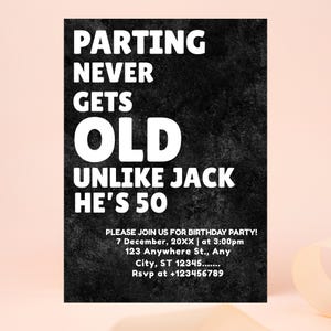 Op de afbeelding: Zwart-witte verjaardagsuitnodiging met de tekst "PARTING NEVER GETS OLD UNLIKE JACK HE'S 50". De uitnodiging bevat de datum, tijd en locatie van het feest.