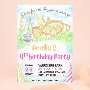 Può includere: Invito di compleanno in stile acquerello con immagini di un parco divertimenti. L'invito presenta una ruota panoramica e montagne russe, con il testo "4° compleanno di Amelia". Dettagli includono data, ora e luogo.