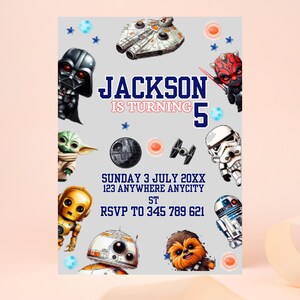 Könnte beinhalten: Eine Star Wars-Motto-Geburtstagseinladung mit verschiedenen Charakteren und Elementen aus dem Franchise. Die Einladung enthält den Namen "Jackson", die Zahl "5" und Veranstaltungsdetails. Das Design beinhaltet einen hellgrauen Hintergrund mit farbenfrohen Akzenten.