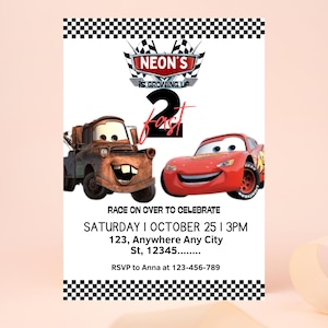 Pode incluir: Cartão de convite branco com borda quadriculada em preto e branco. O cartão apresenta imagens de desenhos animados de Mate e Relâmpago McQueen do filme Carros. O texto inclui "Neon's is Growing Up Fast" e detalhes da festa.