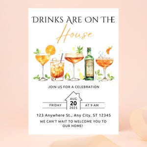 Op de afbeelding: Een witte uitnodiging met de tekst "DRINKS ARE ON THE House". Het bevat aquarel illustraties van cocktails, een groene fles en garnering. De uitnodiging bevat evenementdetails: vrijdag 20 augustus 2025 om 9 uur en een adres.