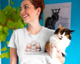 Camiseta Stacked with Love Cat – Camiseta Kawaii para amantes de los gatos