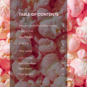 K&ouml;nnte beinhalten: Nahaufnahme von rosa Popcorn mit einer Inhaltsverzeichnis-&Uuml;berlagerung. Der Text lautet &bdquo;INHALTSVERZEICHNIS&ldquo; gefolgt von einer Liste von Titeln, darunter &bdquo;Welcome to the Blush Babe Kitchen&ldquo; und &bdquo;Final Sprinkle&ldquo;.