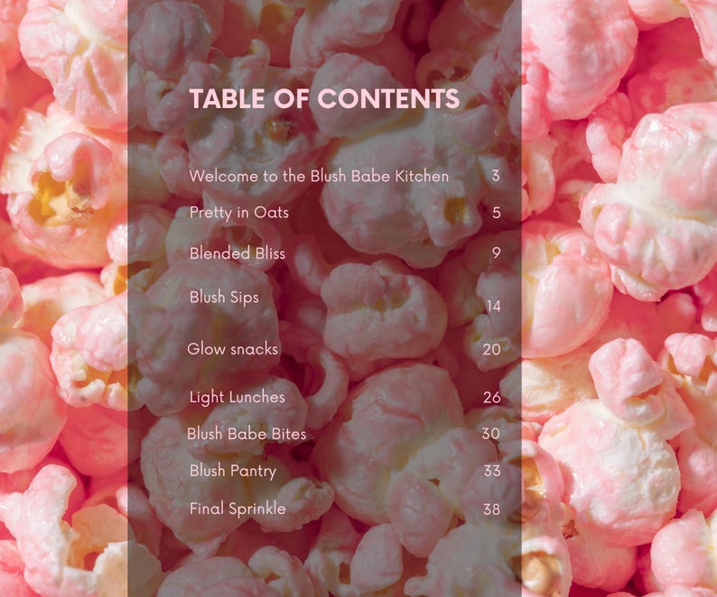 K&ouml;nnte beinhalten: Nahaufnahme von rosa Popcorn mit einer Inhaltsverzeichnis-&Uuml;berlagerung. Der Text lautet &bdquo;INHALTSVERZEICHNIS&ldquo; gefolgt von einer Liste von Titeln, darunter &bdquo;Welcome to the Blush Babe Kitchen&ldquo; und &bdquo;Final Sprinkle&ldquo;.